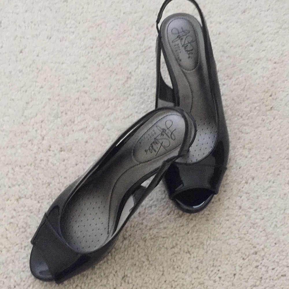 Black Peep toe pumps